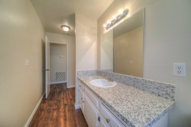 Building Photo - 41084 Beachwood Ave