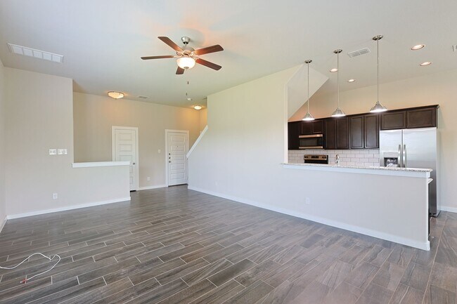 Building Photo - Large Modern Four Bedroom Duplex
