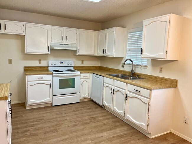 Building Photo - Charming 3/2 in Pipers Meadow  ~  *NO HOA*...