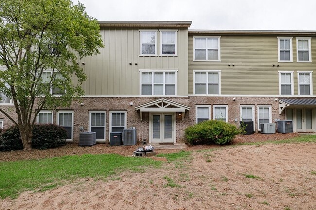 Building Photo - Ground-level, one-story condo in the highly sought-after gated community, The Woodlands of Athens!