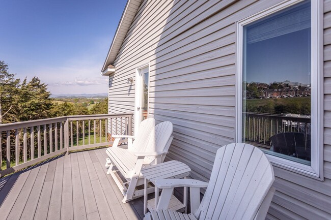 Building Photo - Spacious Duplex in Lake Terrace