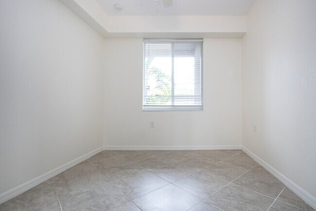 Building Photo - Riverfront Condo - 2 bed - 2 bath for rent