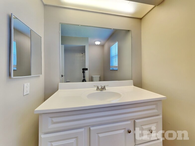 Building Photo - 528 Little Lake Ct