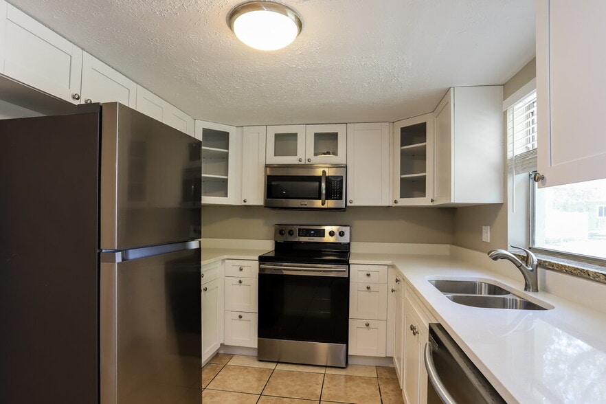 Building Photo - 9811 N Connechusett Rd