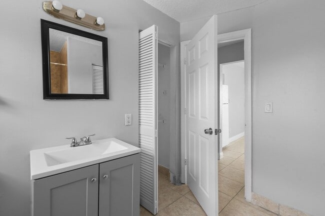 Building Photo - 3721 Henry Ave