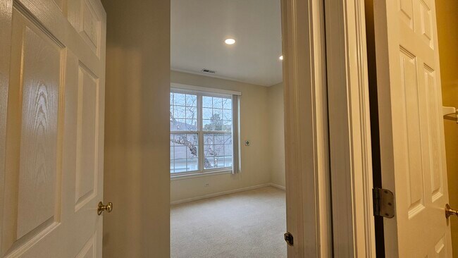 Building Photo - 151 N Waters Edge Dr