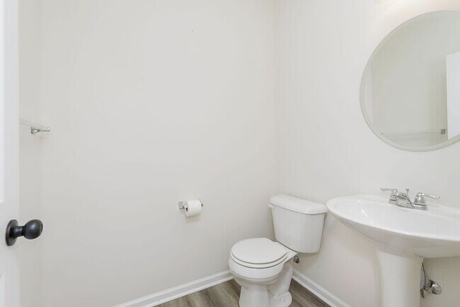 Building Photo - Beautiful 3 Bed 2.5 Bath in Central Greens...