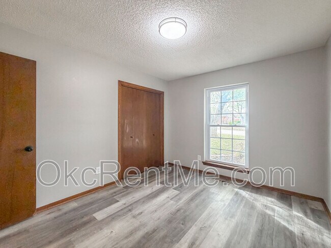 Building Photo - 1104 Spruce Dr