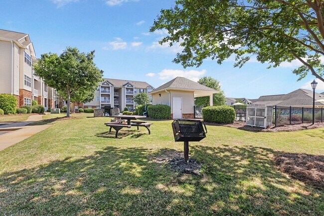 Building Photo - Three bedroom Two bath Bene floor plan with sunroom!
