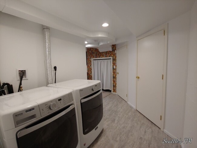 Building Photo - Beautifully Updated Magnolia House- 3 Bedr...