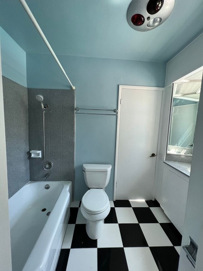 Building Photo - Adorable pool home in Sherman Oaks