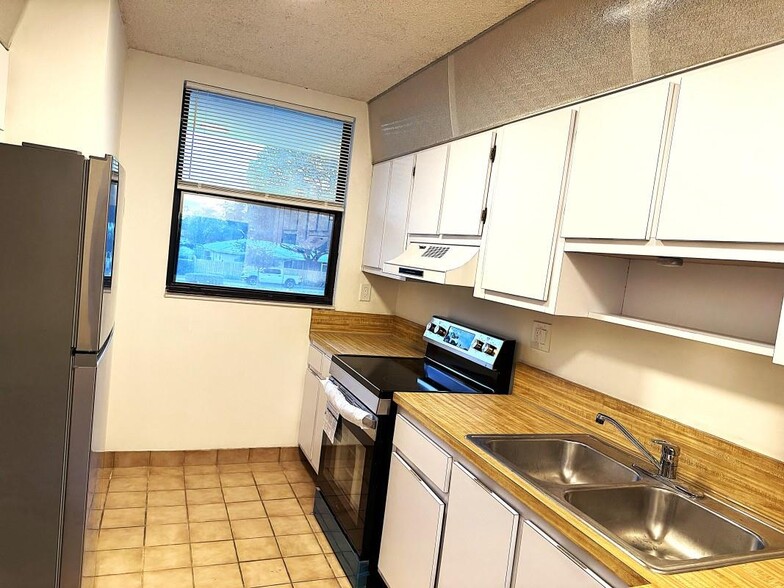 Building Photo - 8433 Forest Hills Dr