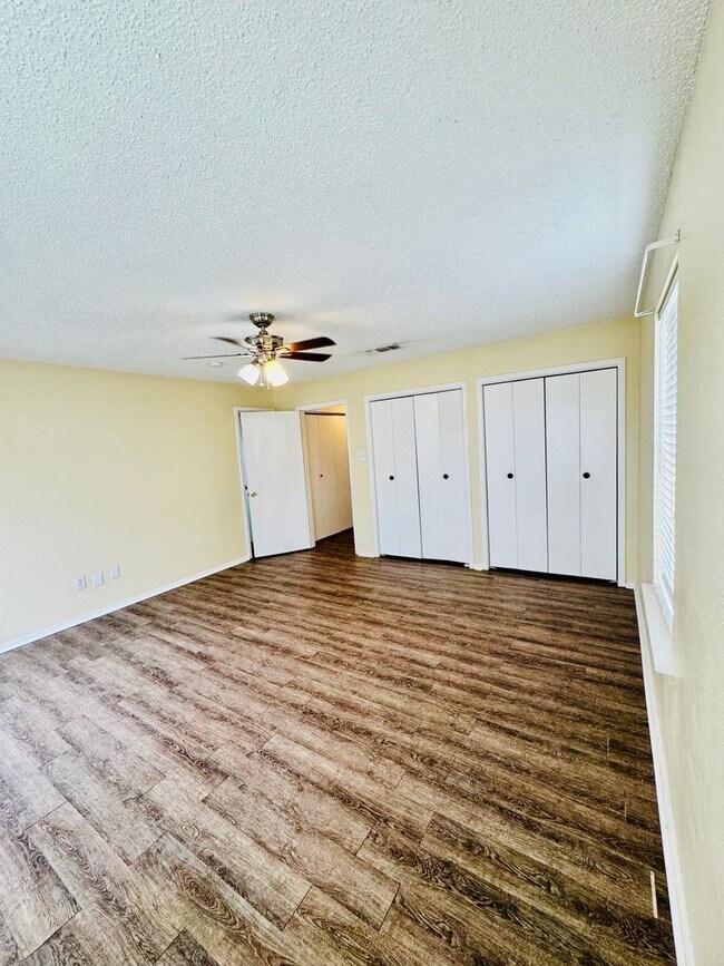 Building Photo - New Rental! 2-Story Townhome in Calallen –...