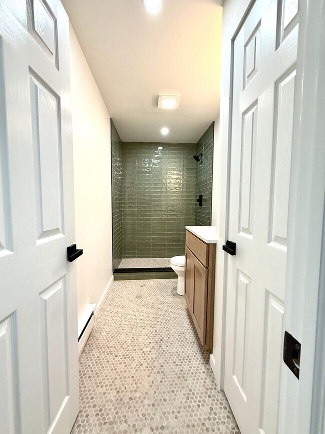 Building Photo - Bright, Modern & Fully Renovated 1-Bedroom...