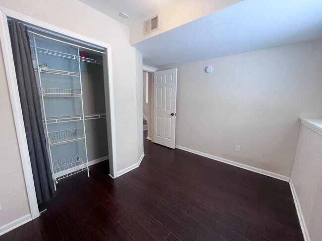 Building Photo - Single Family Home - Three Bedroom Tri-level!