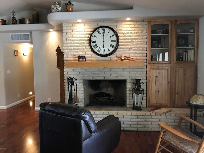 Building Photo - 185 E Cercado Ln