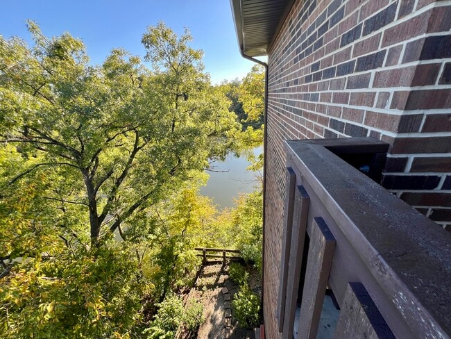 Building Photo - 5985 Lakeside Pl