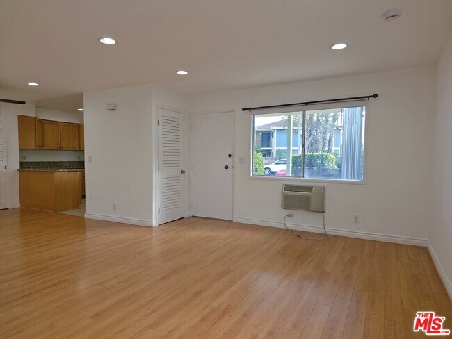 Building Photo - 2337 W Gramercy Ave