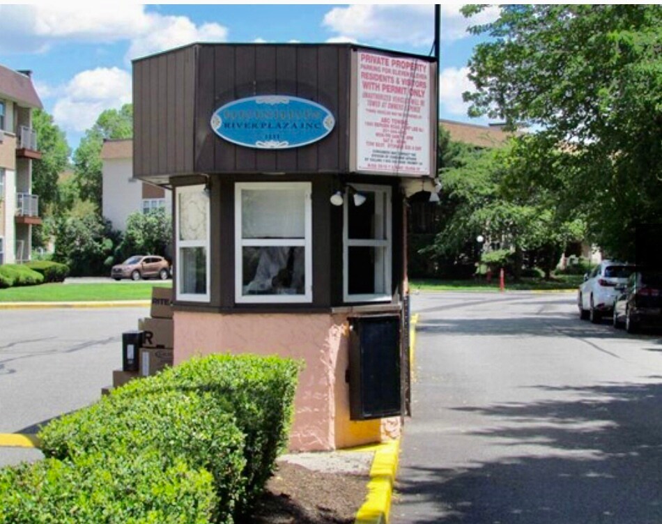 Building Photo - 111 River Rd