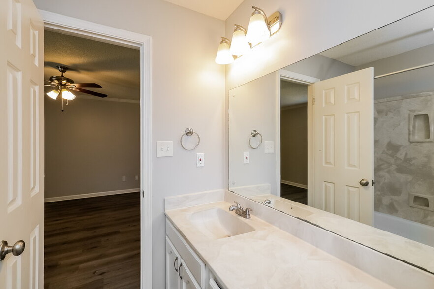 Building Photo - 4558 Pinegate Dr