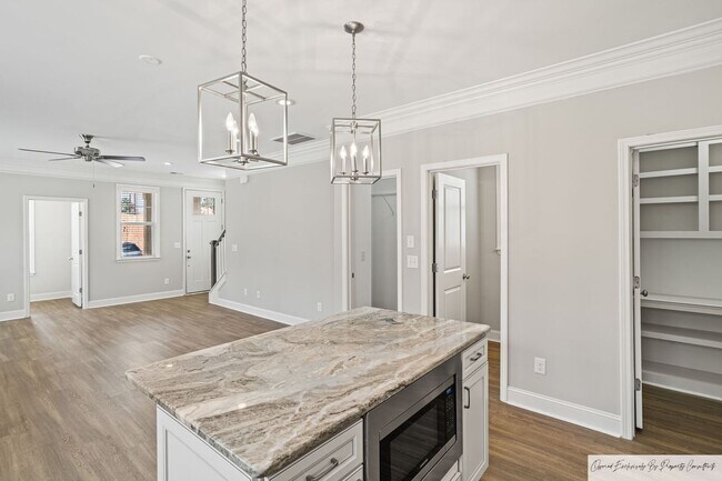 Building Photo - RESORT LIVING IN DESIRABLE SALUDA RIVER CLUB