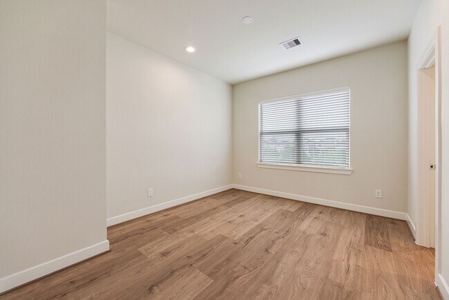 Building Photo - 6317 Brighton Oaks Ln