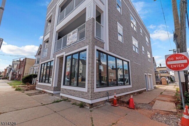 Building Photo - 862 E Jersey St