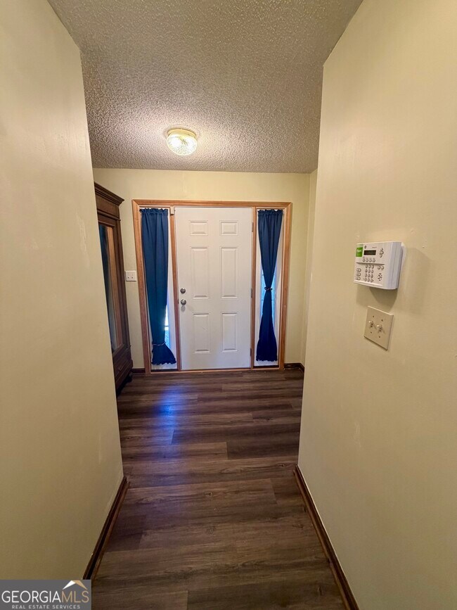 Building Photo - 131 Foxwood Cir