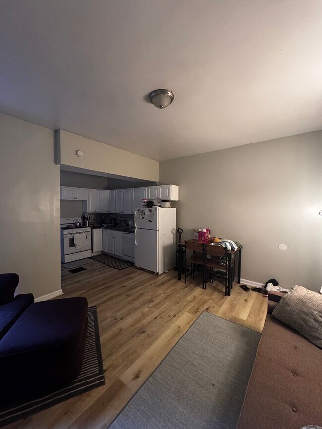 Building Photo - 4 Bed, 2 Bath in Oakland- Available Aug 1- Pitt Off Campus Housing