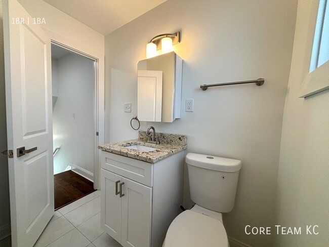 Building Photo - Renovated 1 Bed + Den Townhome in South Plaza