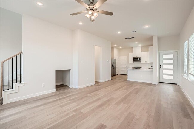Building Photo - 33110 Willow Hts Ln
