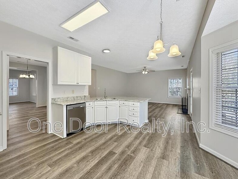 Building Photo - 6268 Chelsea Crescent