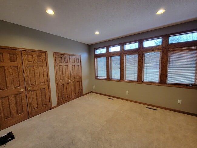 Building Photo - Upscale and Spacious Cedar Falls House for...