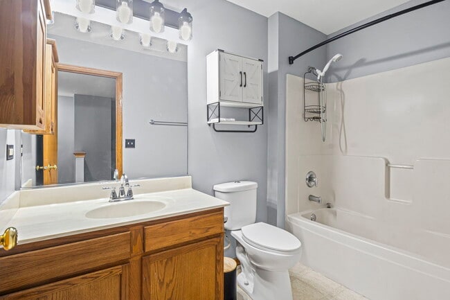 Building Photo - 1119 Clover Dr