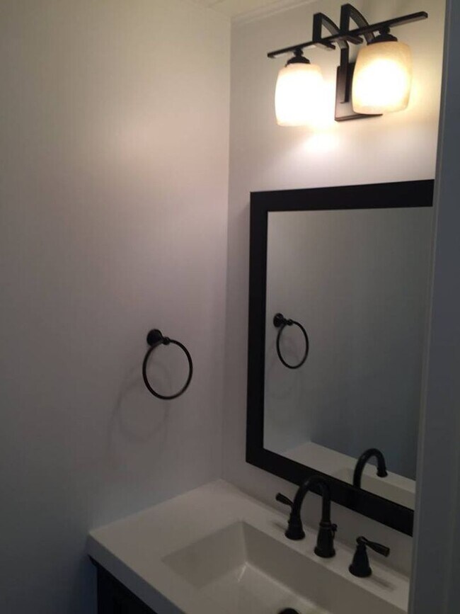 Building Photo - Beautiful South Side Renovation -- Conveni...