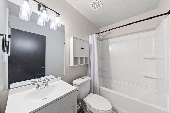 Building Photo - Charming Renovated 2 Bedroom Home with Spacious Yard & Updated Interior