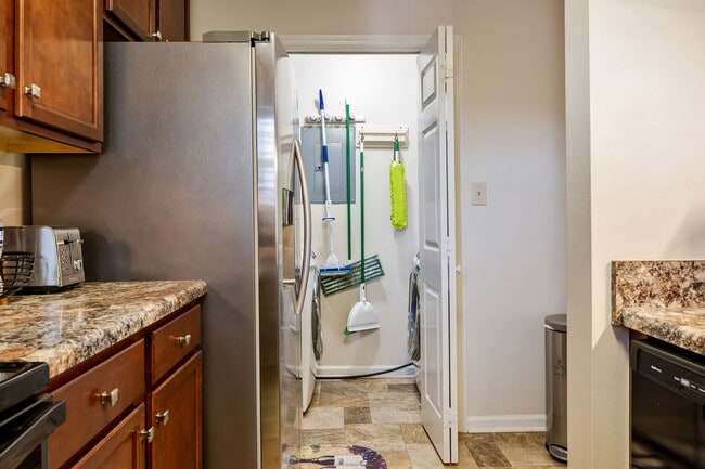 Building Photo - Furnished or Unfurnished Top Floor Condo