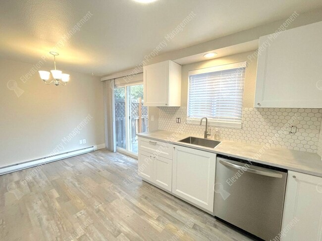 Building Photo - 2 BR in Redmond w/ huge yard