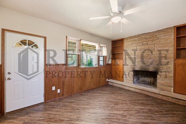 Building Photo - 841 N Country Acres Ave