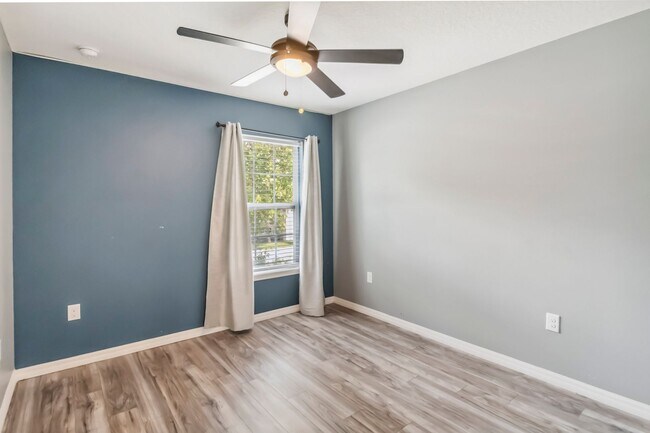 Building Photo - PENDING APPLICATION- Beautiful 4/2.5 Townh...