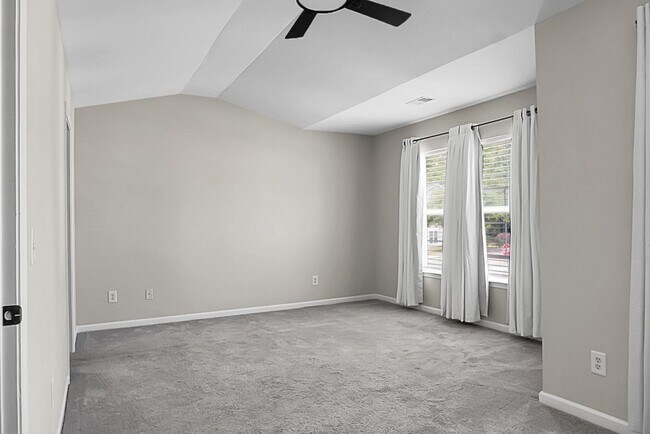 Building Photo - 3 bedroom, 2.5 Townhome