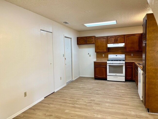 Building Photo - Charming 3/2 in Pipers Meadow *NO HOA* Mov...