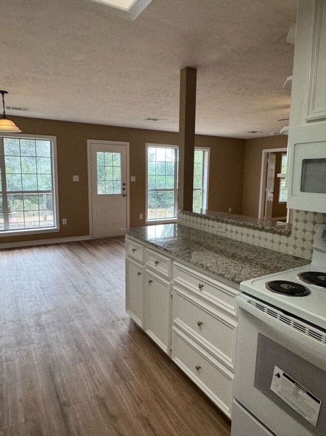Building Photo - Great 3 bedroom situated next to Blinn's p...