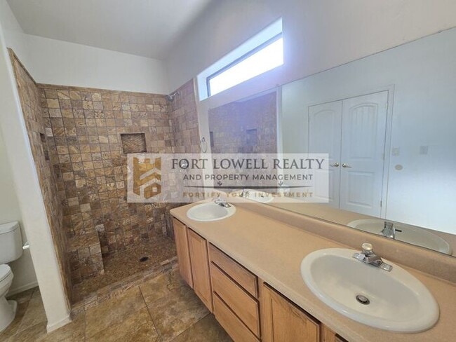 Building Photo - Spacious 3-Bed / 2-Bath Home in Central Tucson with A-Mountain Views!