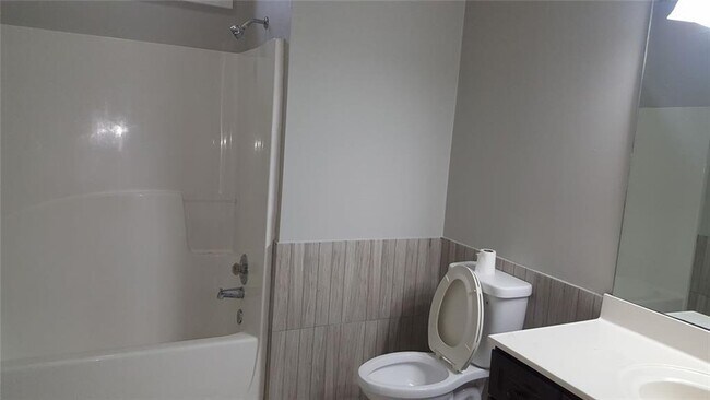 Building Photo - 3885 Waterford Dr