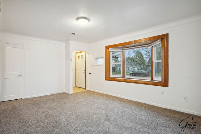 Building Photo - $1250 - 3 bedroom Eastpointe
