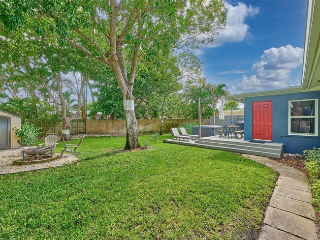 Building Photo - 801 NE 15th St