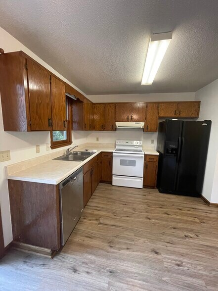 Building Photo - 27 E Raccoon Rdg