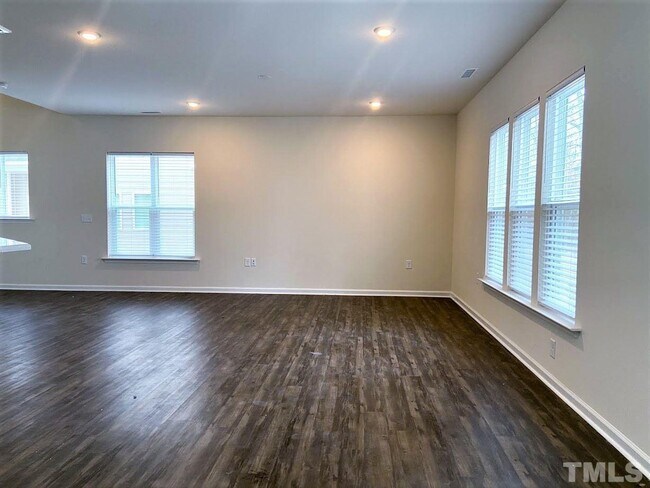 Building Photo - 3 Bedroom 2 Garage & Sunroom End Unit