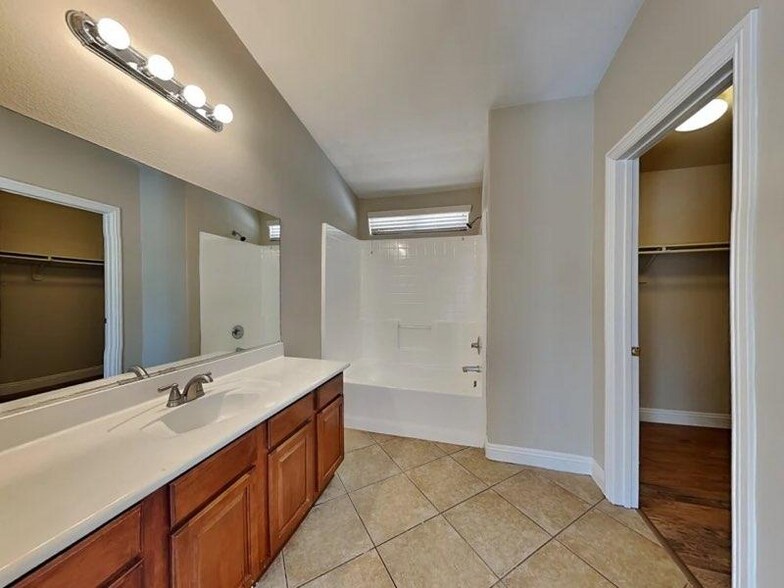 Building Photo - 2763 Bridleton Ave
